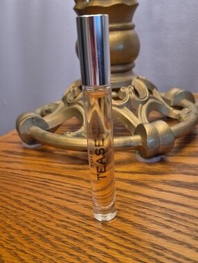 NWOT Victoria's Secret  Noir Tease Rollerball
